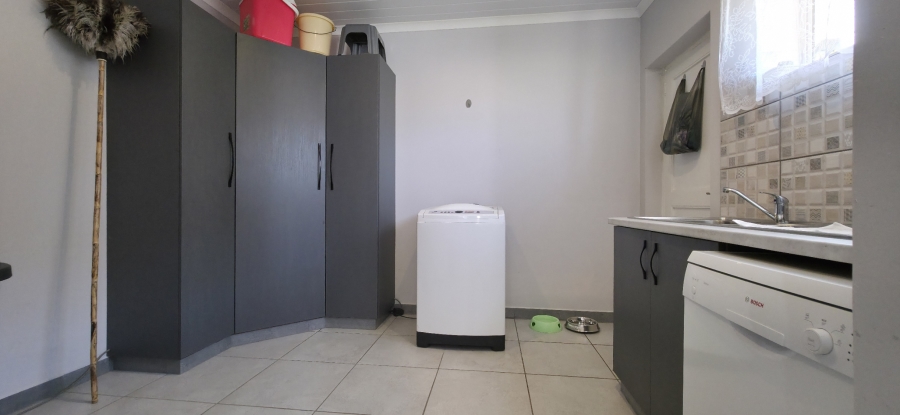 3 Bedroom Property for Sale in Boggomsbaai Western Cape
